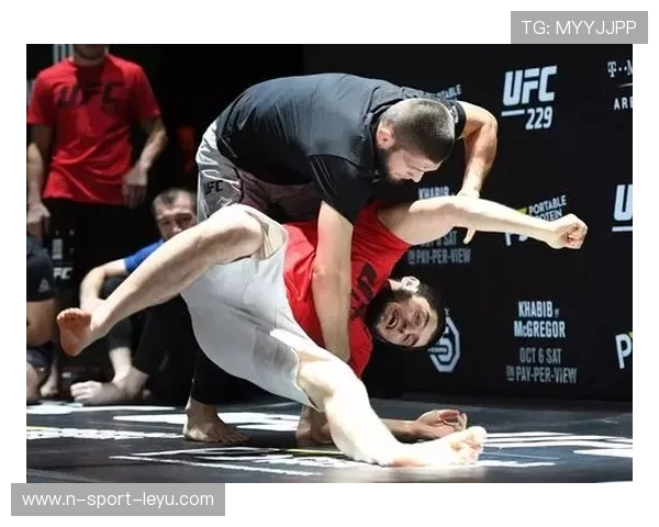 UFC冠军胜利后的“激情瞬间”引发关注:跳笼庆祝事件背后的真相与争议 UFC冠军胜利后的“激情瞬间”引发关注:跳笼庆祝事件背后的真相与争议